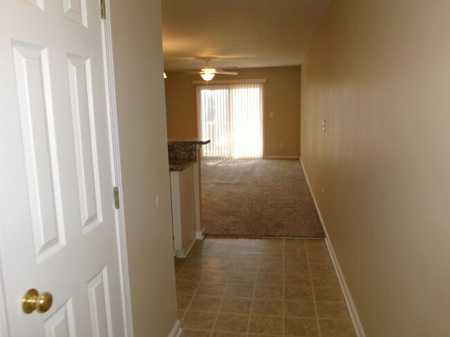 Building Photo - Second floor 2 bedroom, 2 bath condo with ...