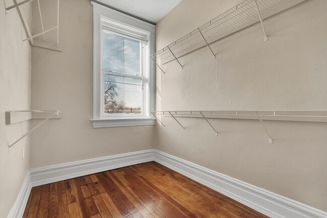 Building Photo - Hawtie w/ a Bawdie (big walk-in closet to die for)