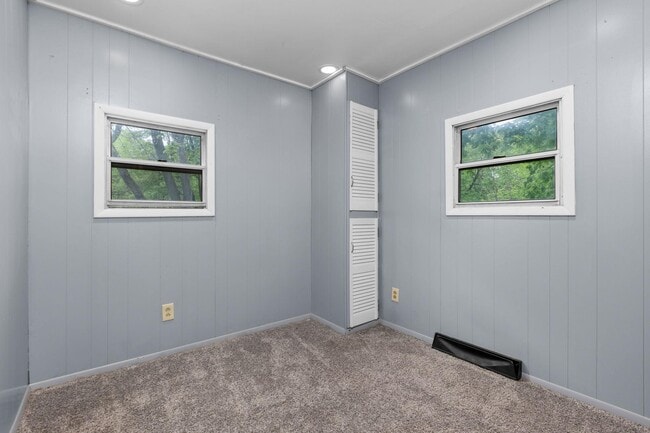 Building Photo - 104 Smithtown Rd