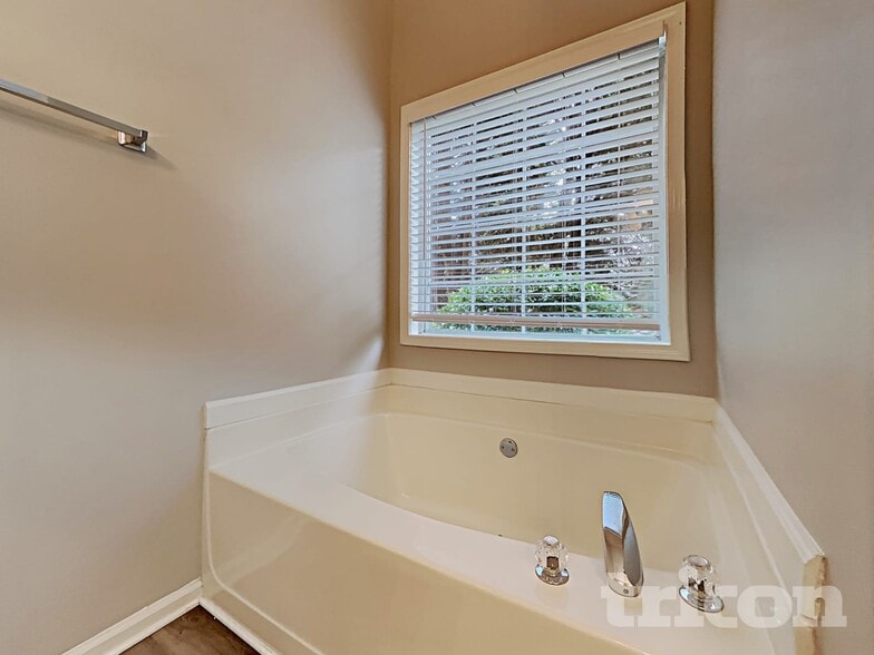 Building Photo - 2570 Harbins Mill Dr