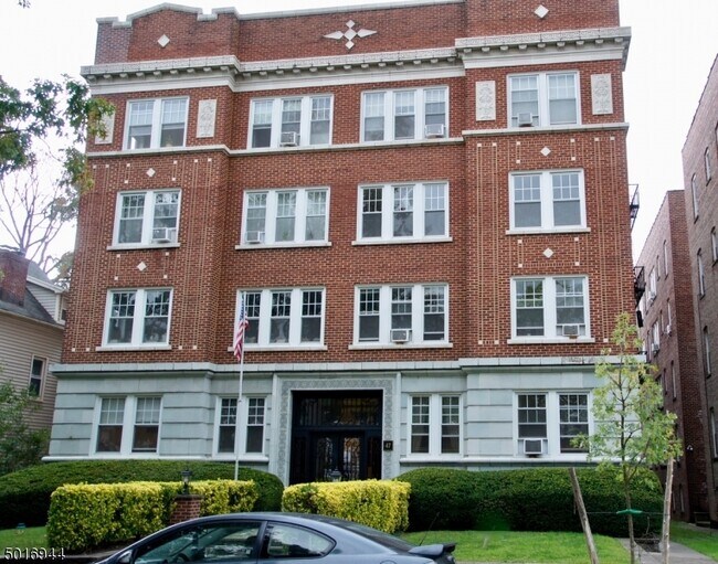 Building Photo - 47 N Fullerton Ave