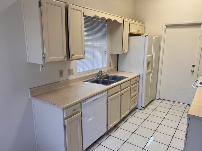 Building Photo - Low-Maintenance Living with Private Pool in Chandler