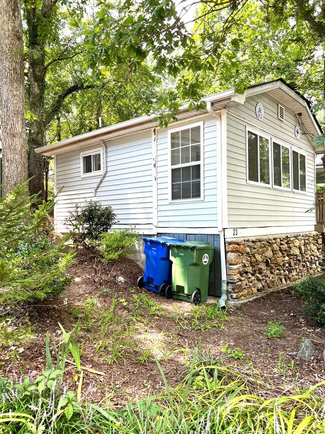 Primary Photo - 1 Bedroom cottage, great Asheville location!