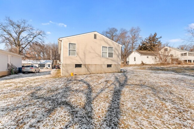 Building Photo - 3 Bedroom 1 Bath home, full basement, with...