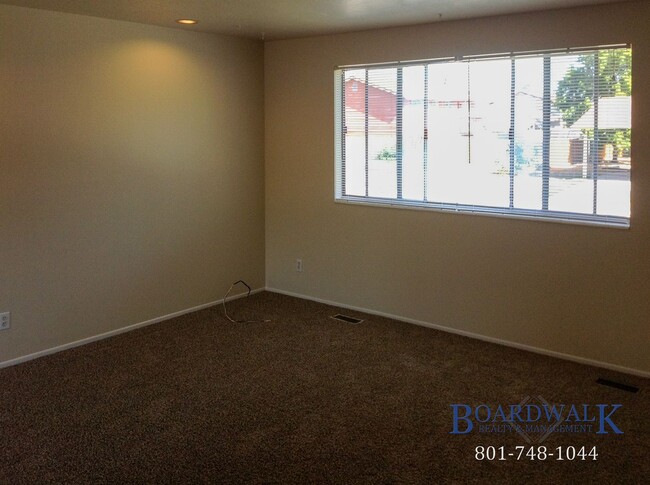 Building Photo - Exceptional Pet Friendly 5 Bedroom Home in...