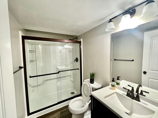 Building Photo - Beautiful Executive Daybreak Home Available!