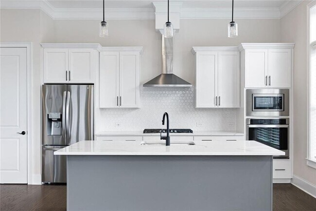 Building Photo - 109 Village Green Ave