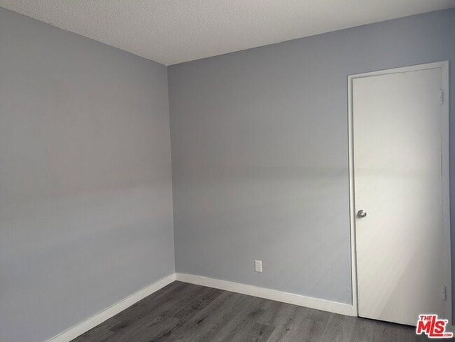 Building Photo - 901 W 64th St