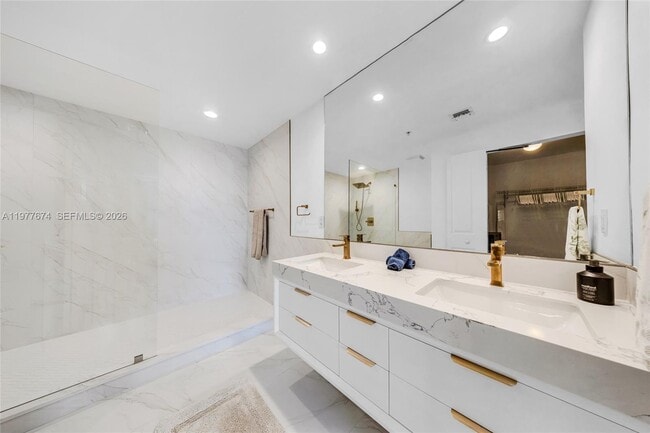 Building Photo - 7910 Harbor Island Dr