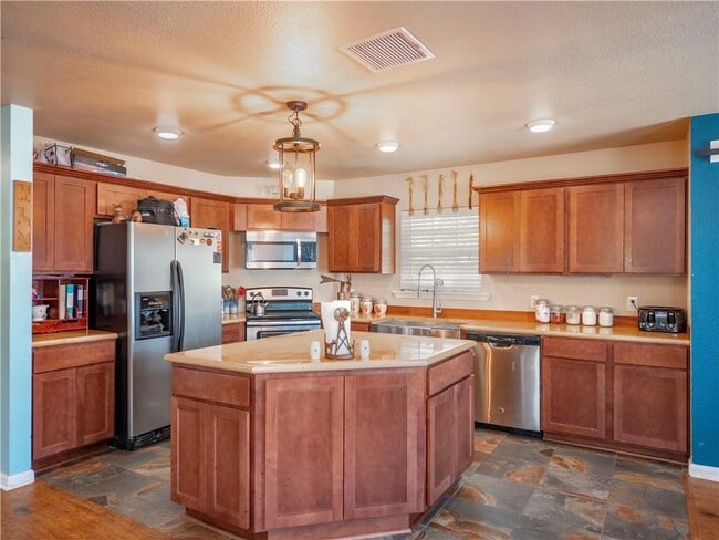 Building Photo - 691 Tamarack Dr