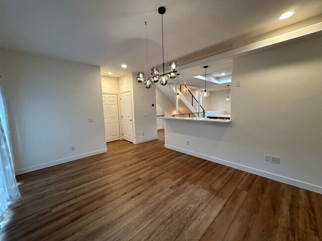 Building Photo - Application Pending - 3 Bedroom Townhouse For Rent In Hood River