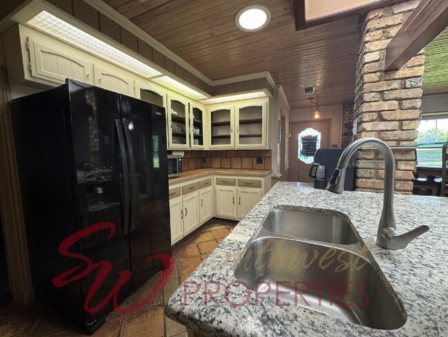 Building Photo - 2 bedroom 2 bath on a 12 acre paradise!