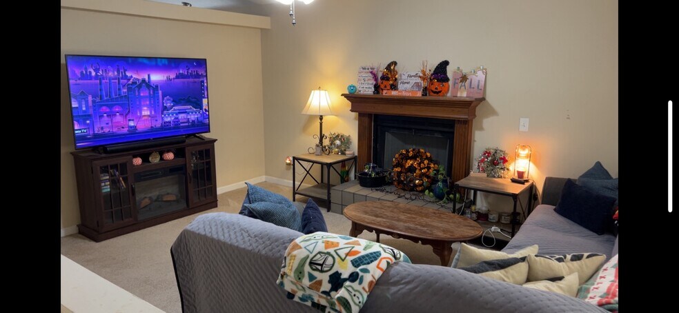 living room - fireplace - vaulted - 6436 Long Timber Dr