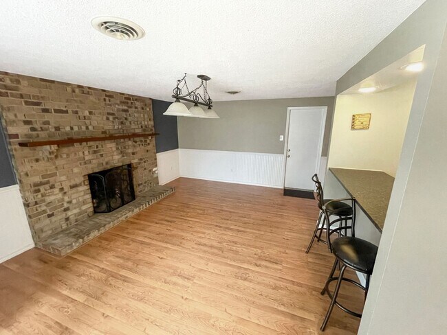 Building Photo - Beautiful 3-Bedroom, 1.5-Bath Rancher on C...