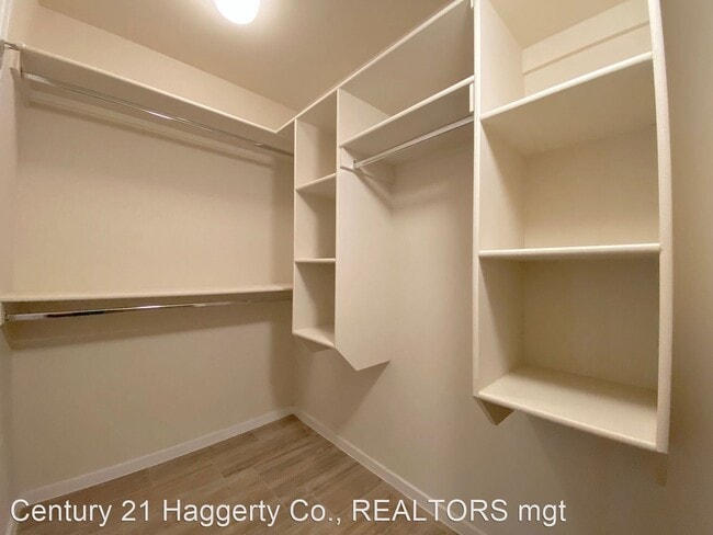 Building Photo - 4 br, 3.5 bath House - 4004 Camelot Height...