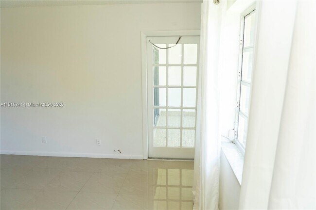 Building Photo - 5140 SW 40th Ave