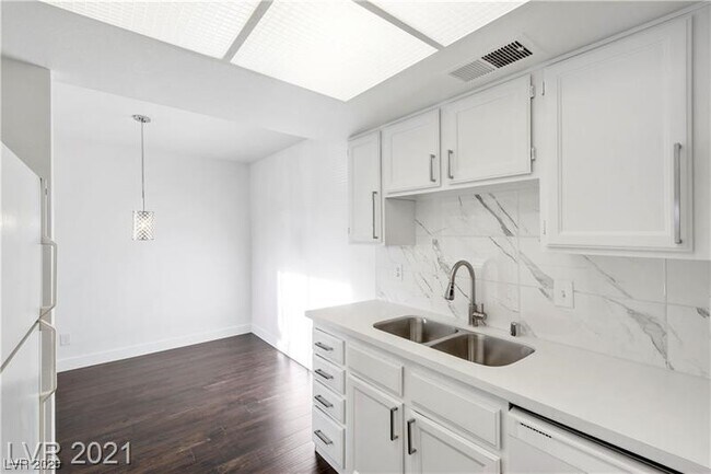 Building Photo - 3749 Carlyle Dr