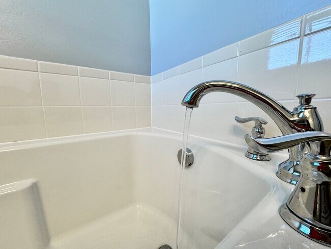 Building Photo - Available 07-08-26! Townhouse w/Garage - Pet Friendly - All Appliances Convey!