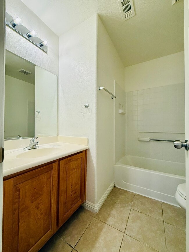 Building Photo - Great Spacious 3 bedroom Townhome Available!