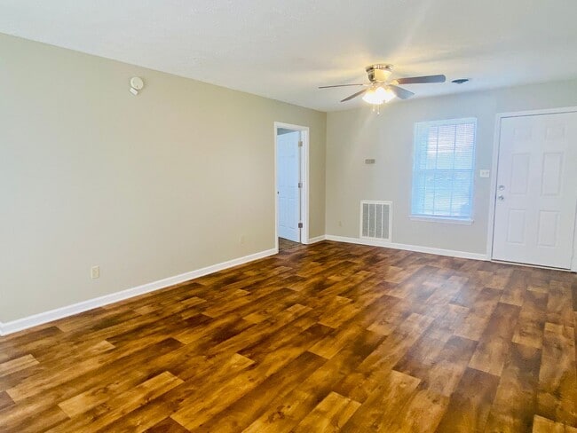Building Photo - 3 Bed Home close to FT Campbell and I-24