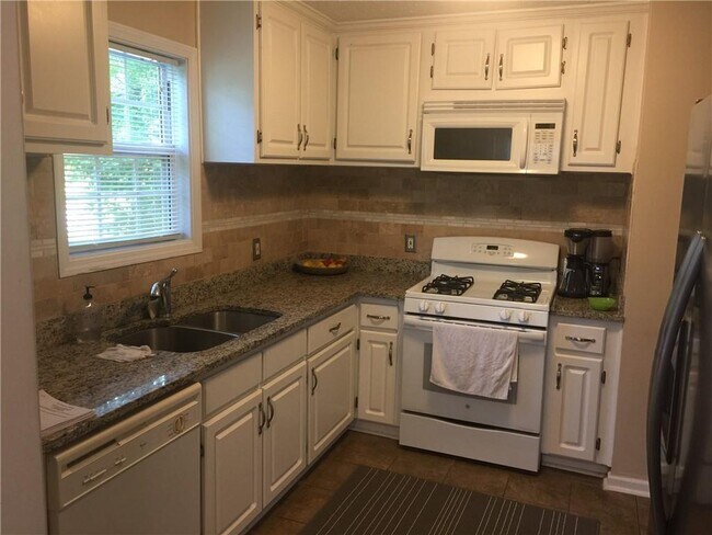 Building Photo - 5516 Pinedale Cir