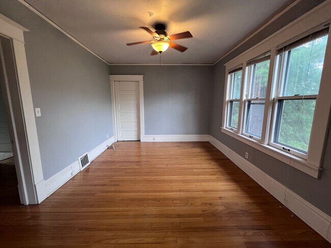 Building Photo - Large 3 Bedroom Duplex with Washer/Dryer - Water included!