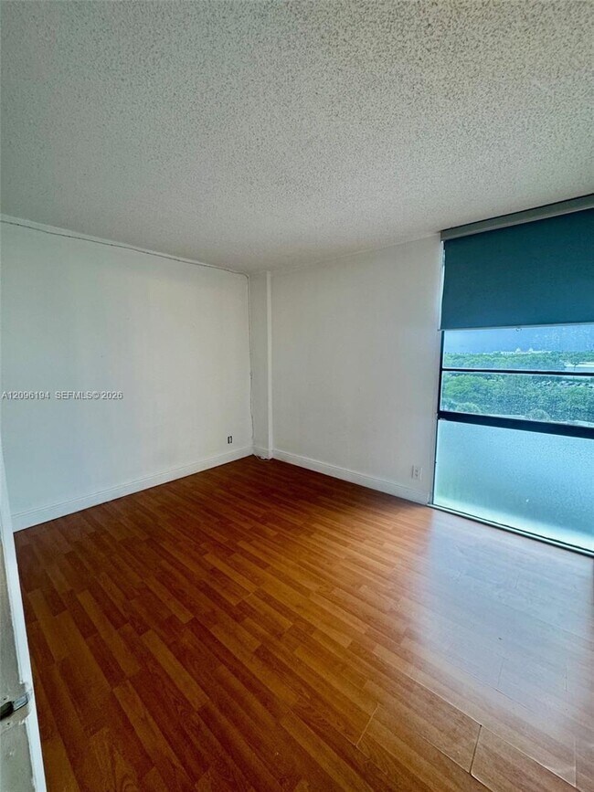 Building Photo - 3475 N Country Club Dr