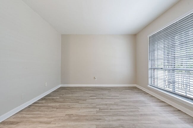 Building Photo - Celeste Manor - 1 Bedroom / 1 Bathroom, Updated