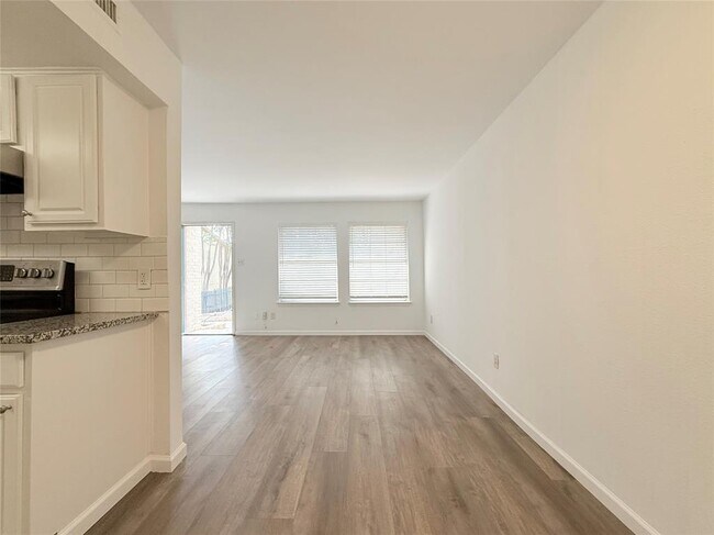 Building Photo - 2124 Burton Dr
