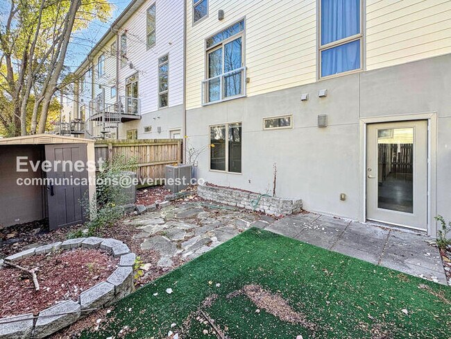 Building Photo - 2 Bed/2.5 Bath Townhome with Garage - 18 M...