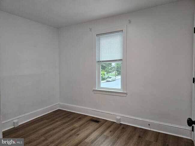 Building Photo - 739 S Kent St