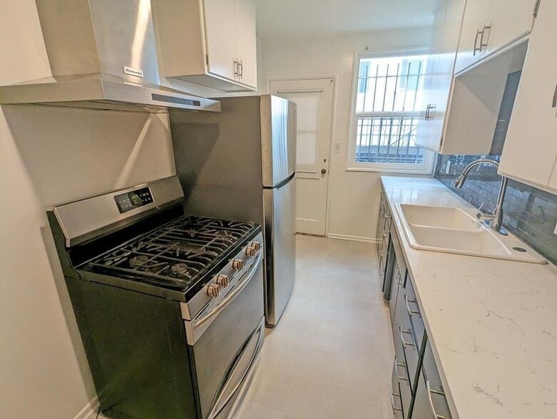 Building Photo - 817 S Windsor Blvd