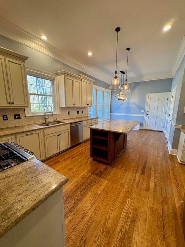 Building Photo - Spacious Five Bedroom Home in Mount Pleasant