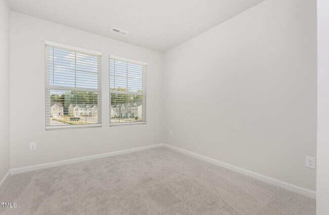 Building Photo - 172 Paramount Dr