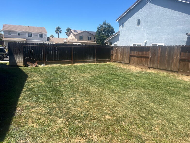 large side yard - 3978 Seagull Ct