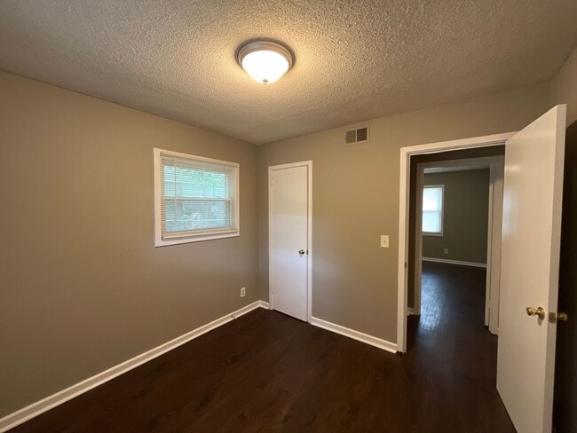 Building Photo - **AVAILABLE NOW**3 Bedroom / 1 Bathroom Ho...