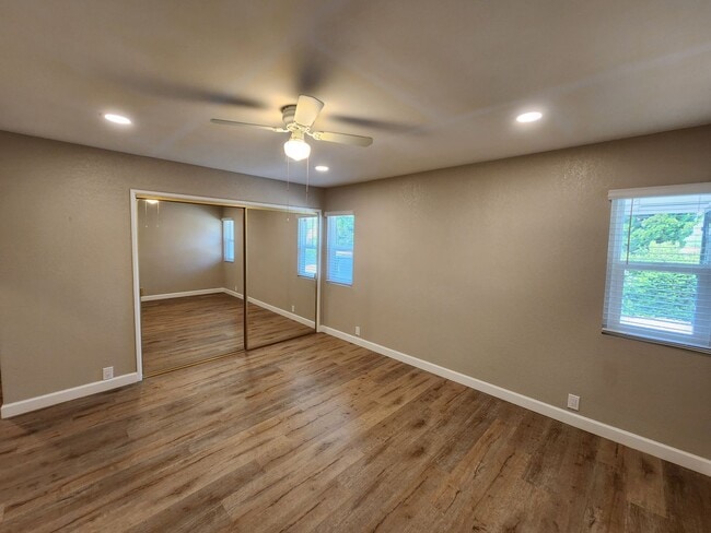 Building Photo - 16598 Bernardo Oaks Dr