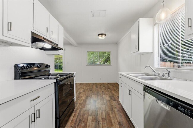 Building Photo - 6601 Stonleigh Pl