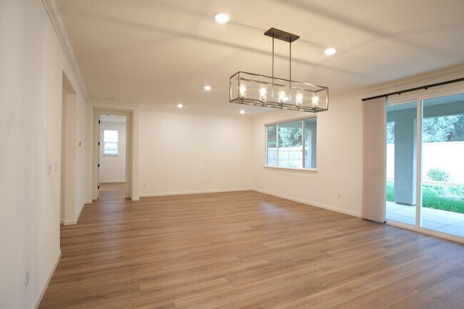 Building Photo - Stunning 4-bedroom 2.5 bathroom