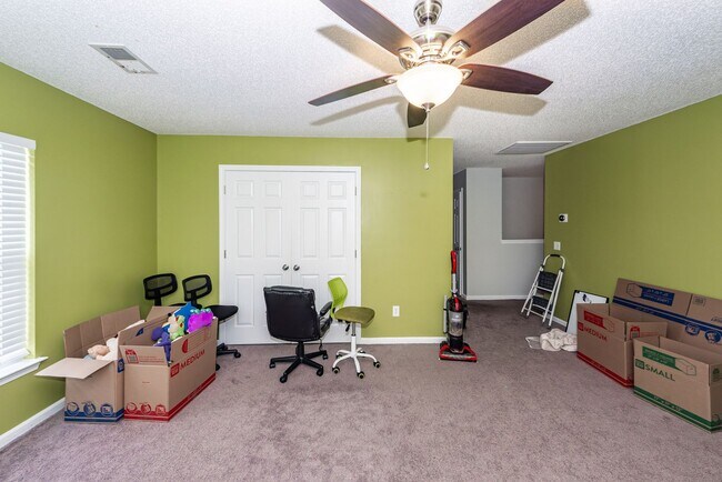 Building Photo - 5 Bedroom 3 Bath Home in Moss Grove Planta...