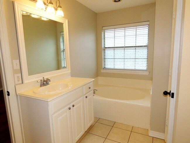 Building Photo - Gated Community in Whitehouse! Gorgeous 3 Bedroom, 2 Bath Home