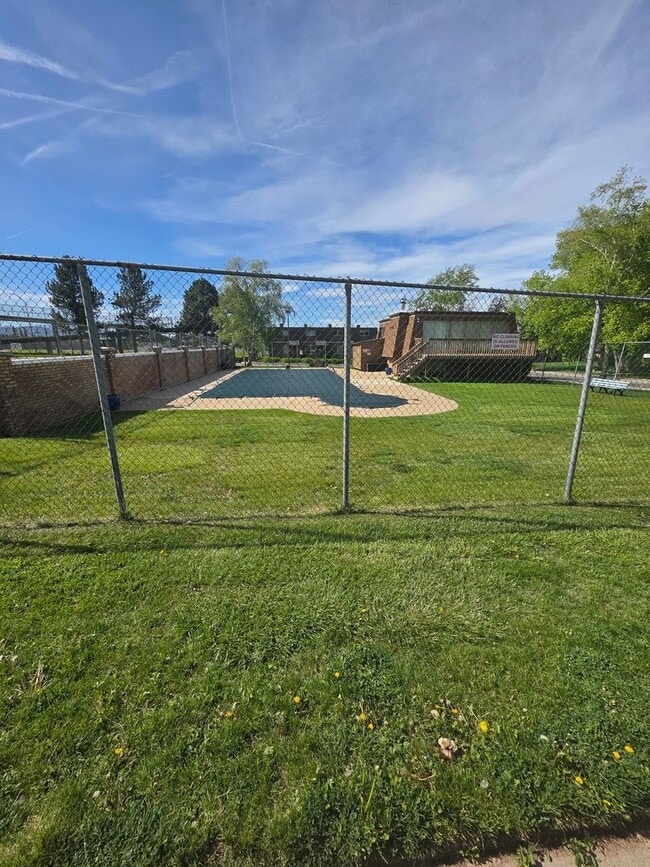 Building Photo - Spacious 4 bedroom 3 bathroom townhouse!