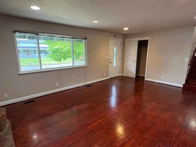 Building Photo - 4 Bedroom Milwaukie Home