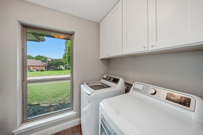 Building Photo - 4008 Hatherly Dr