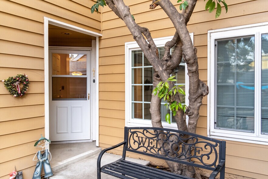 Entry - 6638 Clybourn Ave