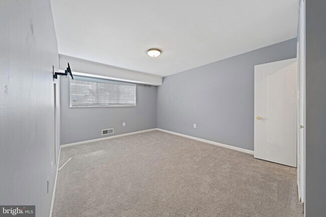 Building Photo - 10620 Weymouth St