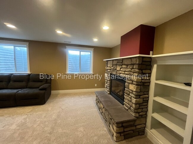 Building Photo - 2717 Mary Dr