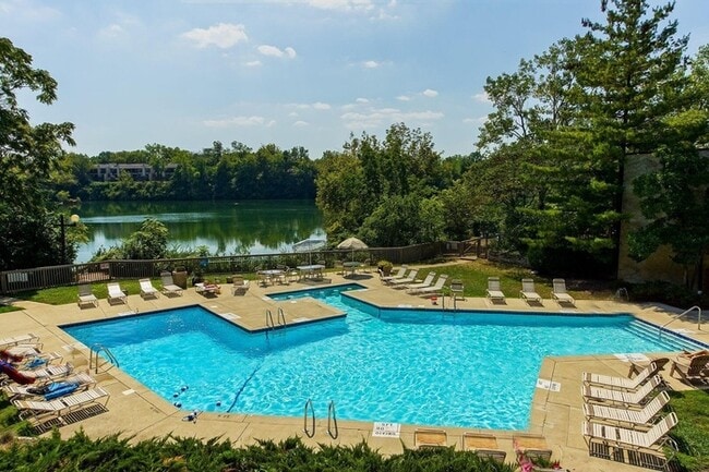 Building Photo - Marble Cliff Condo With Lake Access!