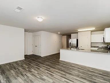 Building Photo - 301 Parkland Wy