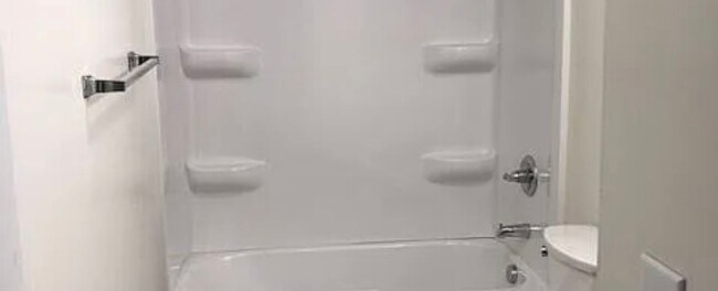 Building Photo - Available August 1, 2026 - 4BR 2BA next to Cascades Gold Course